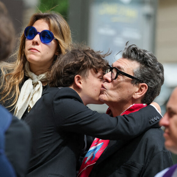 Yasmine Lavoine, Milo Lavoine et leur père Marc Lavoine - Arrivées aux obsèques du prince Jean-Stanislas Poniatowski en l'Eglise polonaise à Paris, France, le 29 avril 2024. © Jacovides-Moreau/Bestimage