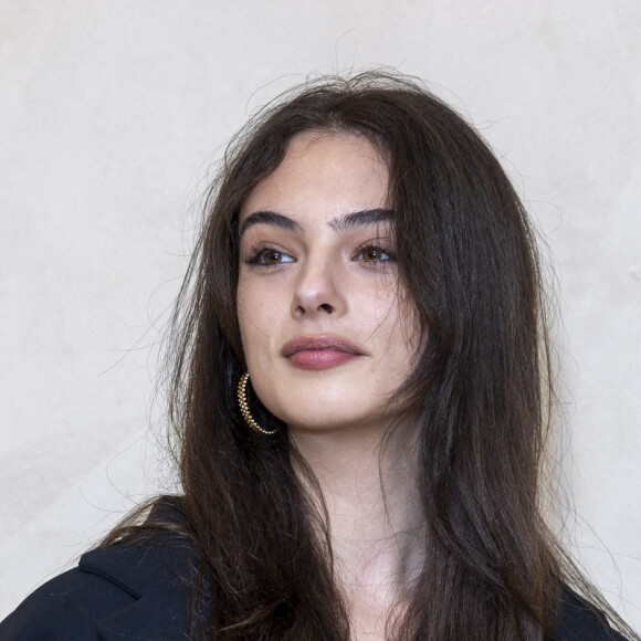 Elle a aussi rappelé que la jeune fille n'avait "pas eu une enfance lisse". 
Deva Cassel - Remise de la médaille du "Chevalier de l'Ordre des Arts et des Lettres" au créateur Simon Porte Jacquemus des mains de la rédactrice de l'édition américaine de Vogue Anna Wintour au siège de la marque Jacquemus à Paris, France, le 2 mars 2024, en marge de la mode femme automne / hiver 2024-2025 lors de la Fashion Week de Paris (PFW). © Olivier Borde/Bestimage 