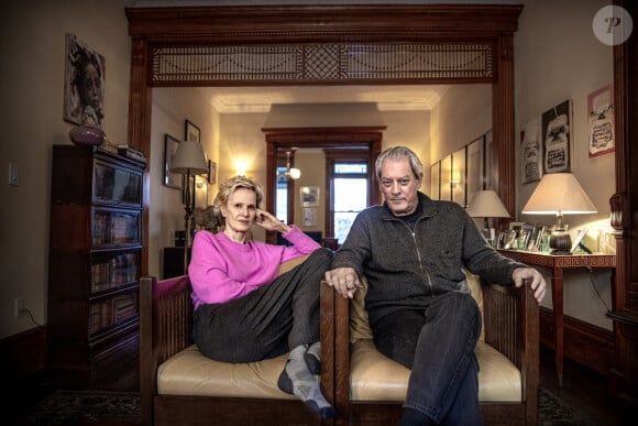 Paul Auster et sa femme Siri Hustvedt dans leur appartement de Brooklyn à New-York le 31 octobre 2020. Les deux écrivains s'opposent au mouvement de soutient à Donald Trump.