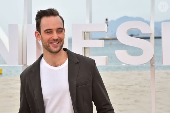 Joel Dicker, l'écrivain suisse auteur de la serie 'La verité sur l'affaire Harry Quebert' durant un photocall sur la plage du Gray d'Albion à Cannes le 7 avril 2018 pour la 1ère édition du festival Canneseries. © Bruno Bebert / Bestimage 