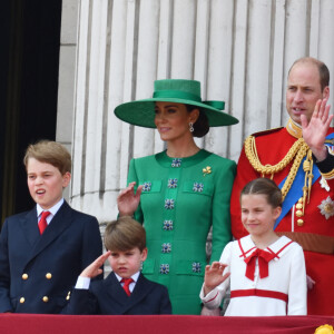 L'objectif étant d'éviter d'éventuels commentaires de la part de leurs camarades de classe.
Le prince George, le prince Louis, la princesse Charlotte, Kate Catherine Middleton, princesse de Galles, le prince William de Galles - La famille royale d'Angleterre sur le balcon du palais de Buckingham lors du défilé "Trooping the Colour" à Londres. Le 17 juin 2023 