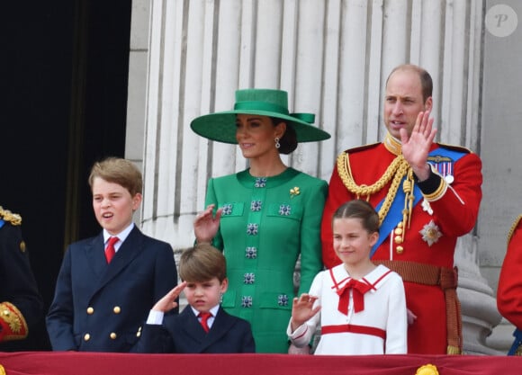 L'objectif étant d'éviter d'éventuels commentaires de la part de leurs camarades de classe.
Le prince George, le prince Louis, la princesse Charlotte, Kate Catherine Middleton, princesse de Galles, le prince William de Galles - La famille royale d'Angleterre sur le balcon du palais de Buckingham lors du défilé "Trooping the Colour" à Londres. Le 17 juin 2023 