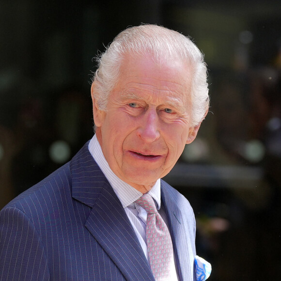 Le roi Charles III d'Angleterre et la reine consort Camilla visitent le University College Hospital Macmillan Cancer Centre à Londres