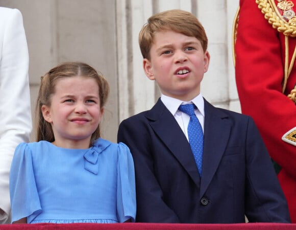 La princesse Charlotte de Cambridge, le prince George - Les membres de la famille royale regardent le défilé Trooping the Colour depuis un balcon du palais de Buckingham à Londres lors des célébrations du jubilé de platine de la reine