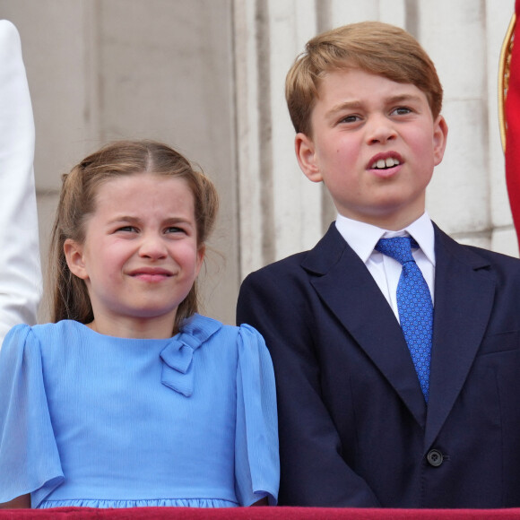 La princesse Charlotte de Cambridge, le prince George - Les membres de la famille royale regardent le défilé Trooping the Colour depuis un balcon du palais de Buckingham à Londres lors des célébrations du jubilé de platine de la reine