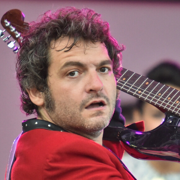 Matthieu Chedid pour un concert lors de la Fête de l'Humanité 2015 dans le Parc de la Courneuve à Paris, le 13 septembre 2015.