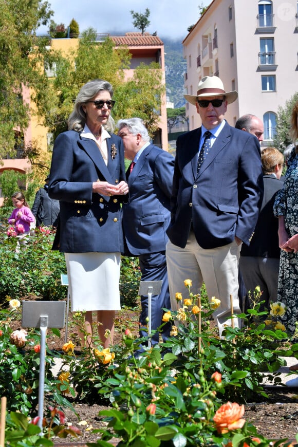 Le prince Albert II de Monaco et la princesse Caroline de Hanovre ont célébré ce bel anniversaire ce vendredi 3 mai 2024
Le prince Albert II de Monaco et la princesse Caroline de Hanovre ont célébré les 40 ans d'existence de la Roseraie Princesse Grace, le 3 mai 2024, à Monaco. Créé en 1984 et rénové en 2014, ce jardin odorant est un hommage du Prince Rainier III à son épouse. Installé non loin du chapiteau de Fontvieille. Les 5000m² de cette roseraie, permettent de découvrir plus de 315 variétés de rosiers représentant 6000 pieds de rosiers, répartis en 7 thèmes. Toutes les opérations d'entretien ainsi que les animations proposées tout au long de l'année ont permis d'obtenir la labellisation Espace Végétal Ecologique (EVE) " ECOCERT " pour ce site. © Bruno Bebert / Bestimage 