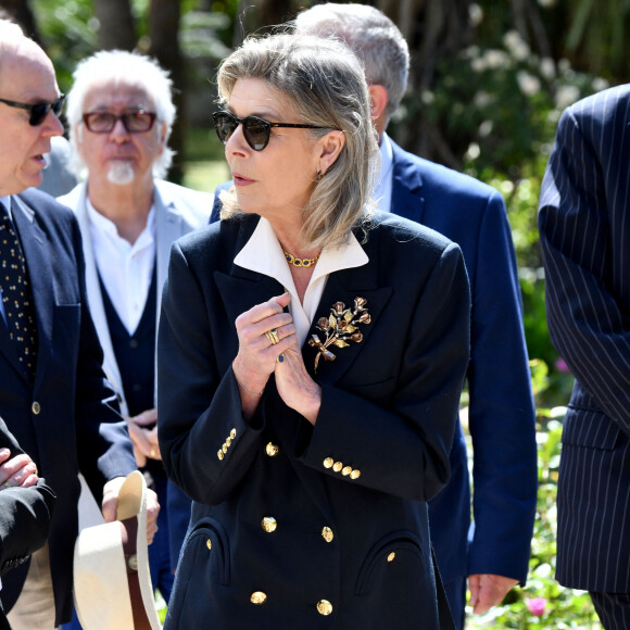 Pour l'occasion, ils ont parcouru la Roseraie et découvert des ateliers de jardinage et de dégustation de confiseries à base de pétales de rose
Le prince Albert II de Monaco et la princesse Caroline de Hanovre ont célébré les 40 ans d'existence de la Roseraie Princesse Grace, le 3 mai 2024, à Monaco. Créé en 1984 et rénové en 2014, ce jardin odorant est un hommage du Prince Rainier III à son épouse. Installé non loin du chapiteau de Fontvieille. Les 5000m² de cette roseraie, permettent de découvrir plus de 315 variétés de rosiers représentant 6000 pieds de rosiers, répartis en 7 thèmes. Toutes les opérations d'entretien ainsi que les animations proposées tout au long de l'année ont permis d'obtenir la labellisation Espace Végétal Ecologique (EVE) " ECOCERT " pour ce site. © Bruno Bebert / Bestimage 