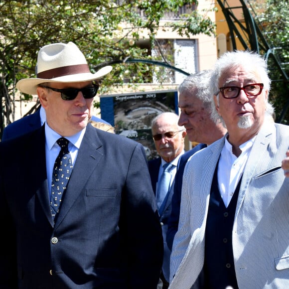 Une exposition de photographies retraçant l'histoire de ce lieu unique en Principauté avait aussi été organisée sur place
Le prince Albert II de Monaco et la princesse Caroline de Hanovre ont célébré les 40 ans d'existence de la Roseraie Princesse Grace, le 3 mai 2024, à Monaco. Créé en 1984 et rénové en 2014, ce jardin odorant est un hommage du Prince Rainier III à son épouse. Installé non loin du chapiteau de Fontvieille. Les 5000m² de cette roseraie, permettent de découvrir plus de 315 variétés de rosiers représentant 6000 pieds de rosiers, répartis en 7 thèmes. Toutes les opérations d'entretien ainsi que les animations proposées tout au long de l'année ont permis d'obtenir la labellisation Espace Végétal Ecologique (EVE) " ECOCERT " pour ce site. © Bruno Bebert / Bestimage 