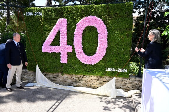 Le prince Albert II de Monaco et la princesse Caroline de Hanovre ont célébré les 40 ans d'existence de la Roseraie Princesse Grace, le 3 mai 2024, à Monaco. Créé en 1984 et rénové en 2014, ce jardin odorant est un hommage du Prince Rainier III à son épouse. Installé non loin du chapiteau de Fontvieille. Les 5000m² de cette roseraie, permettent de découvrir plus de 315 variétés de rosiers représentant 6000 pieds de rosiers, répartis en 7 thèmes. Toutes les opérations d'entretien ainsi que les animations proposées tout au long de l'année ont permis d'obtenir la labellisation Espace Végétal Ecologique (EVE) " ECOCERT " pour ce site. © Bruno Bebert / Bestimage 