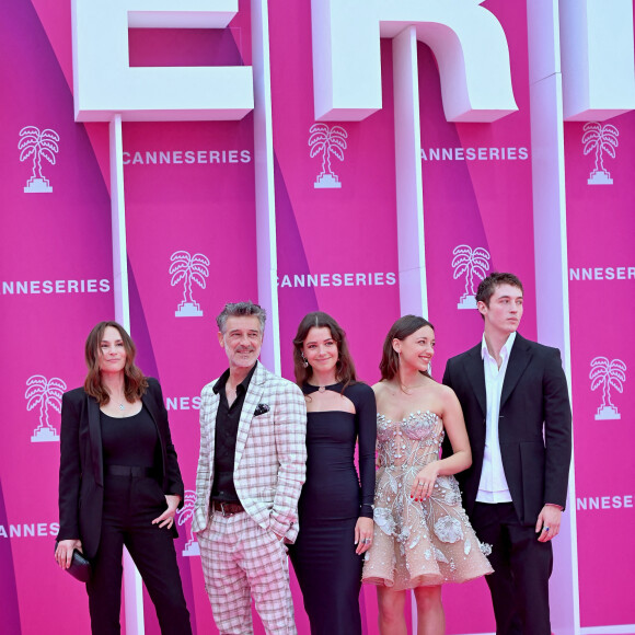 Les stars d'"Ici tout commence" Vanessa Demouy, Stéphane Blancafort, Julie Sassoust, Zoi Severin et Loan Becmont assistent à la cérémonie d'ouverture du 7ème Festival International de Cannes le 5 avril 2024 à Cannes, France. Photo par Franck Castel/ABACAPRESS.COM