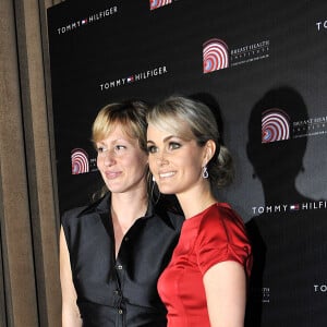 Luana Belmondo (L) et Laeticia Hallyday assistent à la vente aux enchères des sacs de Carla Bruni, au profit de la lutte contre le cancer du sein, dans la boutique Tommy Hilfiger, France, le 21 avril 2008. Photo par Thierry Orban/ABACAPRESS.COM