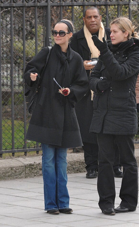 Laeticia Hallyday quitte la cathédrale Notre-Dame après la cérémonie de commémoration de l'abbé Pierre à Paris, France, le 26 janvier 2007. Photo par ABACAPRESS.COM