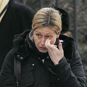 Laeticia Hallyday et Luana Belmondo quittent la cathédrale Notre-Dame après la cérémonie de commémoration de l'abbé Pierre à Paris, France, le 26 janvier 2007. Photo par ABACAPRESS.COM