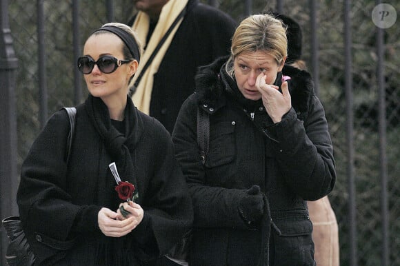 Laeticia Hallyday et Luana Belmondo quittent la cathédrale Notre-Dame après la cérémonie de commémoration de l'abbé Pierre à Paris, France, le 26 janvier 2007. Photo par ABACAPRESS.COM