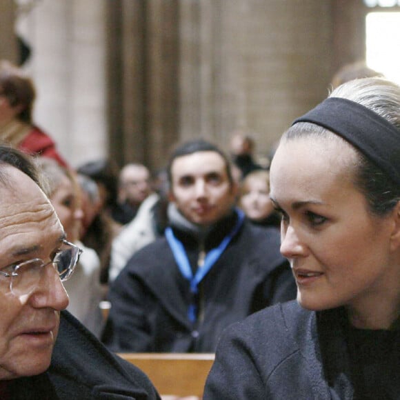 Le réalisateur Robert Hossein, Laeticia Hallyday et Luana Belmondo assistent au service commémoratif à la cathédrale Notre-Dame pour feu l'abbé Pierre à Paris, France, le 26 janvier 2007. Photo par Meigneux-Alfred-Haley/Pool/ABACAPRESS.COM