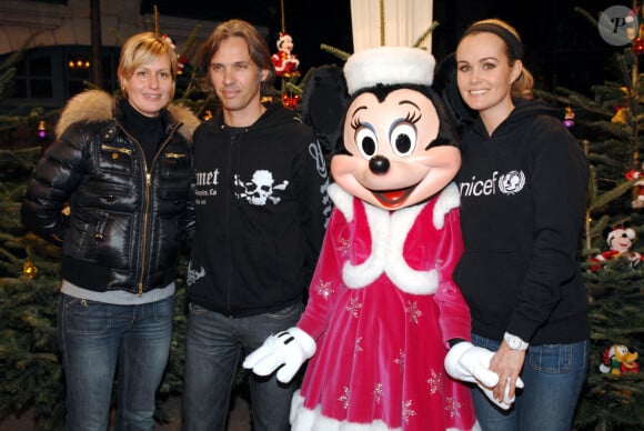 Paul Belmondo, sa femme Luana et Laeticia Hallyday posent sur le tapis rouge lors du gala d'ouverture de la Saison de Noël à Disneyland Resort Paris, à Marne-la-Vallée, France, le 18 novembre 2006. Photo par Nicolas Khayat/ABACAPRESS.COM