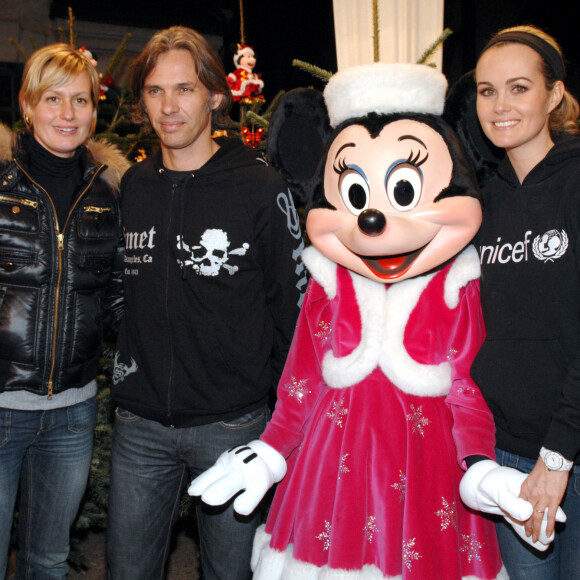 Paul Belmondo, sa femme Luana et Laeticia Hallyday posent sur le tapis rouge lors du gala d'ouverture de la Saison de Noël à Disneyland Resort Paris, à Marne-la-Vallée, France, le 18 novembre 2006. Photo par Nicolas Khayat/ABACAPRESS.COM