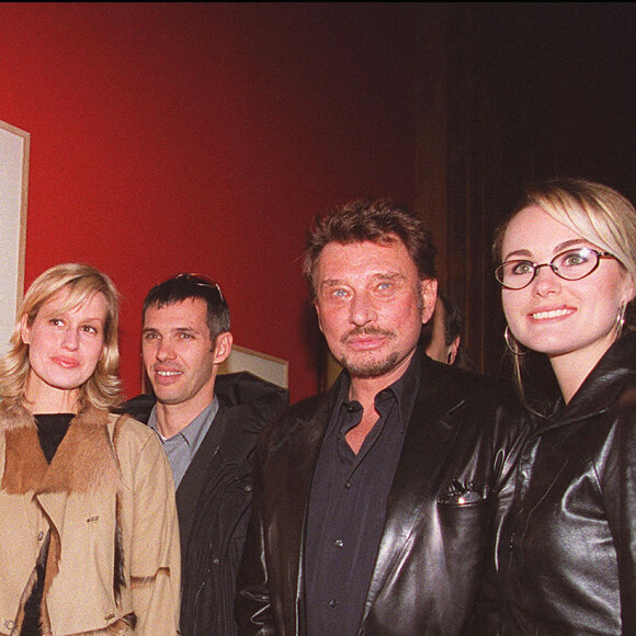 Vernissage de l'exposition de Paul Belmondo (le père de Jean-Paul) au Petit Palais. Paul Belmondo (le petit-fils) et sa femme Luana, Johnny Hallyday &sa femme Laeticia. Jean-Jacques Datchary/ABACA. 22027-4. Paris-France, 20/11/2000.