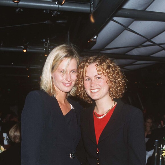 Un an après son mariage avec Johnny, Laeticia était déjà très proche de la femme de Paul Belmondo.Luana Belmondo et Laeticia Hallyday à la soiree "Soleil d'enfance" Paris le 20 septembre 1997.