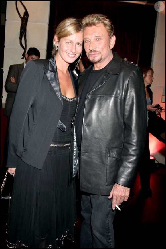 Et Johnny était aussi très proche de Luana...
Luana Belmondo et Johnny Hallyday lors d'une ventes aux enchères au profit de l'UNICEF le 15 octobre 2007.