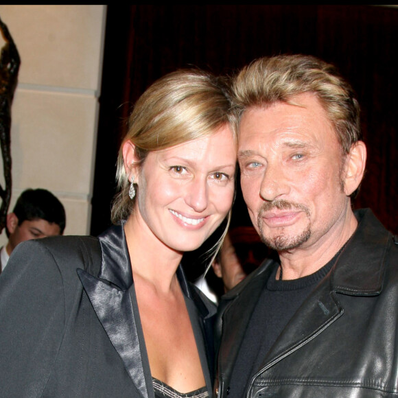 Et Johnny était aussi très proche de Luana...
Luana Belmondo et Johnny Hallyday lors d'une ventes aux enchères au profit de l'UNICEF le 15 octobre 2007.
