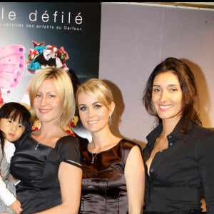 Jade dans les bras de Luana Belmondo aux côtés de Laeticia et de Zofia Reno lors d'une vente aux enchères caritative organisée par l'Unicef.