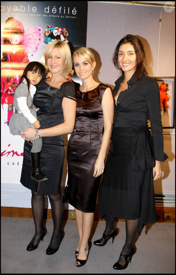 Jade dans les bras de Luana Belmondo aux côtés de Laeticia et de Zofia Reno lors d'une vente aux enchères caritative organisée par l'Unicef.