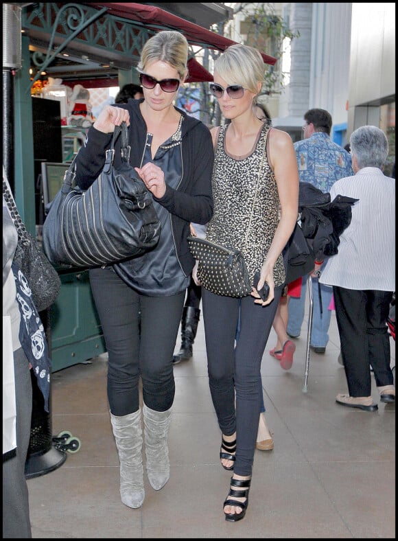 Laeticia Hallyday et Luana emmènent Jade à The Grove où elles ont visité le "American Girl Place" pour faire quelques achats de Noël ...