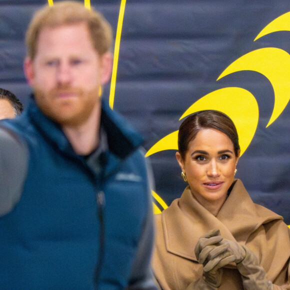 Comme l'année passée, Meghan Markle et Harry devraient orchestre une joyeuse fête en petit comité !
Vancouver, CANADA - Meghan Markle, duchesse de Sussex, assiste à la dernière journée de l'événement One Year to Go avant les Invictus Games Vancouver Whistler 2025 et fait du curling au Vancouver Curling Club au Hillcrest Community Centre à Vancouver, Canada. Sur la photo : Prince Harry, Meghan Markle, Michael Buble, Luisana Lopilato