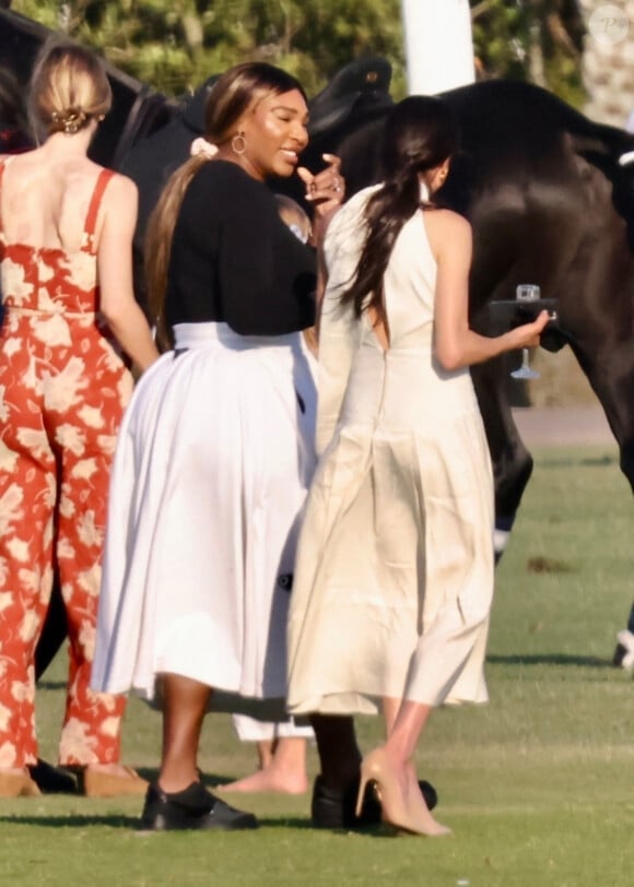 Palm Beach, FL - Meghan Markle a fait sensation dans une robe blanche et des talons imposants alors qu'elle et le prince Harry assistaient au Royal Salute Polo Challenge à Miami avec Serena Williams.