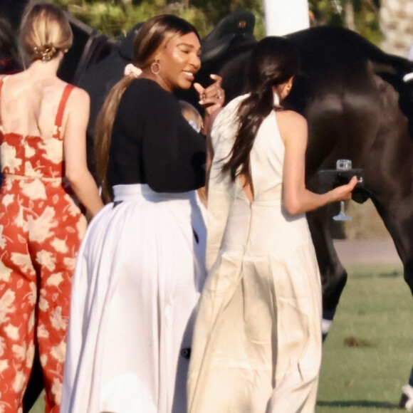 Palm Beach, FL - Meghan Markle a fait sensation dans une robe blanche et des talons imposants alors qu'elle et le prince Harry assistaient au Royal Salute Polo Challenge à Miami avec Serena Williams.