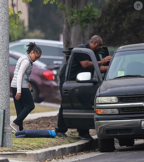 Exclusif - Doria Ragland (la mère de Meghan Markle) et un ami sont allés déposer des couvertures pour les personnes affectées par les incendies, à Los Angeles, le 10 novembre 2019.