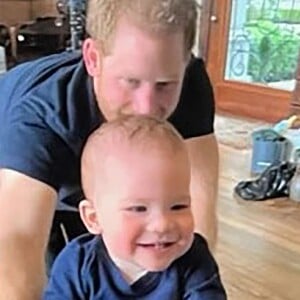 Le prince Harry, duc de Sussex et Meghan Markle, duchesse de Sussex, dévoilent des photos et des vidéos inédites de leur fils Archie dans "Harry & Meghan" (Netflix).