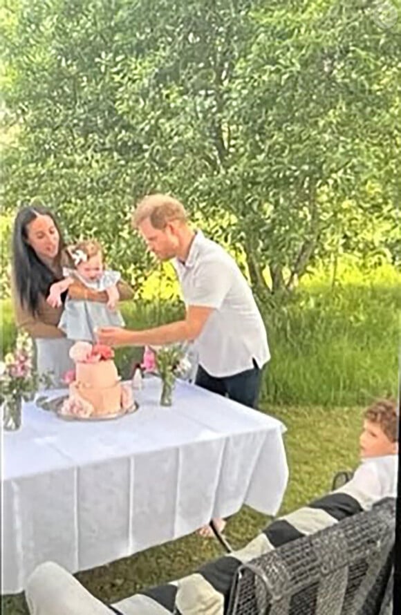 Et pour cause, Archie, le fils aîné du couple fête ses 6 ans ce lundi 6 mair 2024 ! Depuis sa naissance, les Sussex l'ont constamment préservé des médias.
Le prince Harry, duc de Sussex et Meghan Markle, duchesse de Sussex, dévoilent des photos et des vidéos inédites de leur fils Archie dans "Harry & Meghan" (Netflix). La jeune famille peut également être vue dans un court vidéo-clip célébrant le premier anniversaire de Lilibet, avec Archie effronté grimpant sur la table pour aider sa petite soeur à souffler les bougies sur un énorme gâteau. Le 15 décembre 2022. 