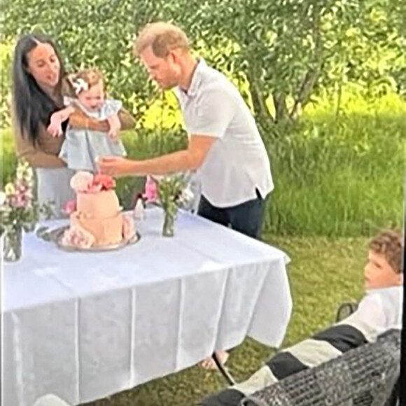 Et pour cause, Archie, le fils aîné du couple fête ses 6 ans ce lundi 6 mair 2024 ! Depuis sa naissance, les Sussex l'ont constamment préservé des médias.
Le prince Harry, duc de Sussex et Meghan Markle, duchesse de Sussex, dévoilent des photos et des vidéos inédites de leur fils Archie dans "Harry & Meghan" (Netflix). La jeune famille peut également être vue dans un court vidéo-clip célébrant le premier anniversaire de Lilibet, avec Archie effronté grimpant sur la table pour aider sa petite soeur à souffler les bougies sur un énorme gâteau. Le 15 décembre 2022. 