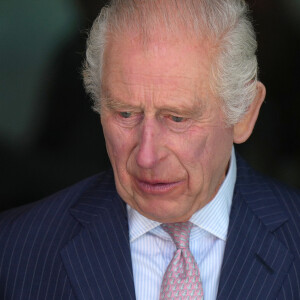 Un événement auquel il ne peut pas assister pour des raisons médicales et géographiques
Le roi Charles III d'Angleterre et la reine consort Camilla visitent le University College Hospital Macmillan Cancer Centre à Londres le 30 avril 2024. 