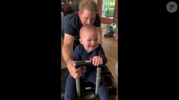 Le prince Harry, duc de Sussex et Meghan Markle, duchesse de Sussex, avec leurs enfants Archie et Lilibet. 