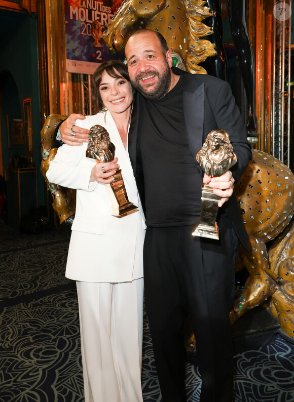 Vanessa Cailhol (Molière de la comédienne dans un spectacle de théâtre public) et Guillaume Bouchede - 35ème cérémonie des Molières aux Folies Bergère à Paris le 6 mai 2024. © Coadic Guirec / Bestimage