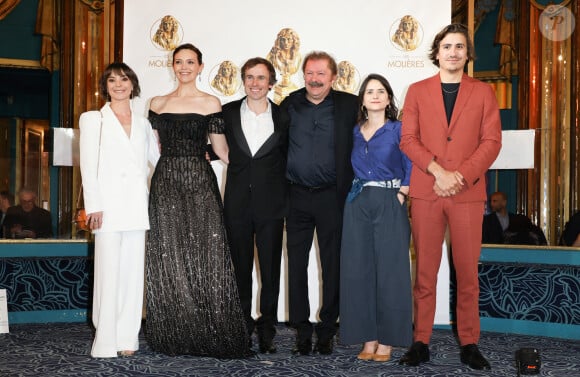 Vanessa Cailhol (Molière de la comédienne dans un spectacle de théâtre public), Pamela Ravassard (robe Christophe Guillarmé), Garlan Le Martelot, Vincent Viotti, Lola Roskis Gingembre et Florian Choquart - 35ème cérémonie des Molières aux Folies Bergère à Paris le 6 mai 2024. © Coadic Guirec / Bestimage