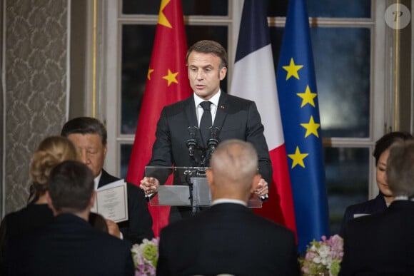 Emmanuel Macron parle durant le dîner officiel organisé pour la venue du président chinois, Xi Jinping en France, au palais de l'Élysée, à Paris, le 6 mai 2024. © Eliot Blondet / Pool / Bestimage