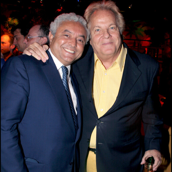 Le producteur François Bennaceur, est décédé le 8 mai 2024, à l'âge de 72 ans, des suites d'une longue d'une maladie.   FRANCOIS BENNACEUR ET MASSIMO GARGIA - SOIREE POUR LA REMISE DU DISQUE D' OR A "ANA" LA LATINA AU PAU BRAZIL A PARIS.
