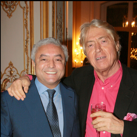 Le producteur François Bennaceur, est décédé le 8 mai 2024, à l'âge de 72 ans, des suites d'une longue d'une maladie.   FRANCOIS BENNACEUR ET PIERRE CORNETTE DE SAINT CYR - SOIREE NRB (NOUVELLES RECHERCHES BIOMEDICALES) VAINCRE LE CANCER DANS LES SALON DE ' HOTEL DASSAULT