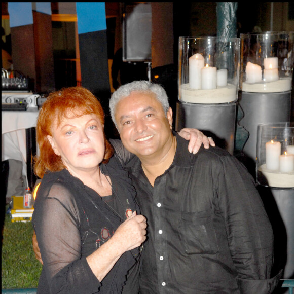 Le producteur François Bennaceur, est décédé le 8 mai 2024, à l'âge de 72 ans, des suites d'une longue d'une maladie.   REGINE ET FRANCOIS BENNACEUR - DINER ORGANISE PAR REGINE POUR L'ASSOCIATION CONTRE LA DROGUE SUR LA TERRASSE DU VIP ROOM DE SAINT TROPEZ 