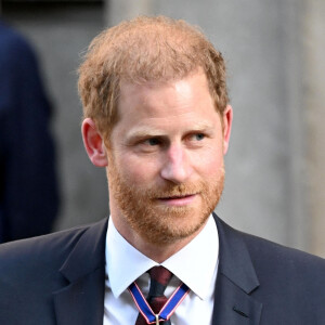 Actuellement à Londres à l'occasion de la cérémonie d'anniversaire des Invictus Games, le prince Harry a pu compter sur le soutien du clan de sa maman, la princesse Diana
Le prince Harry, duc de Sussex arrive à la célébration du 10ème anniversaire des Invictus Games, en la cathédrale Saint-Paul à Londres