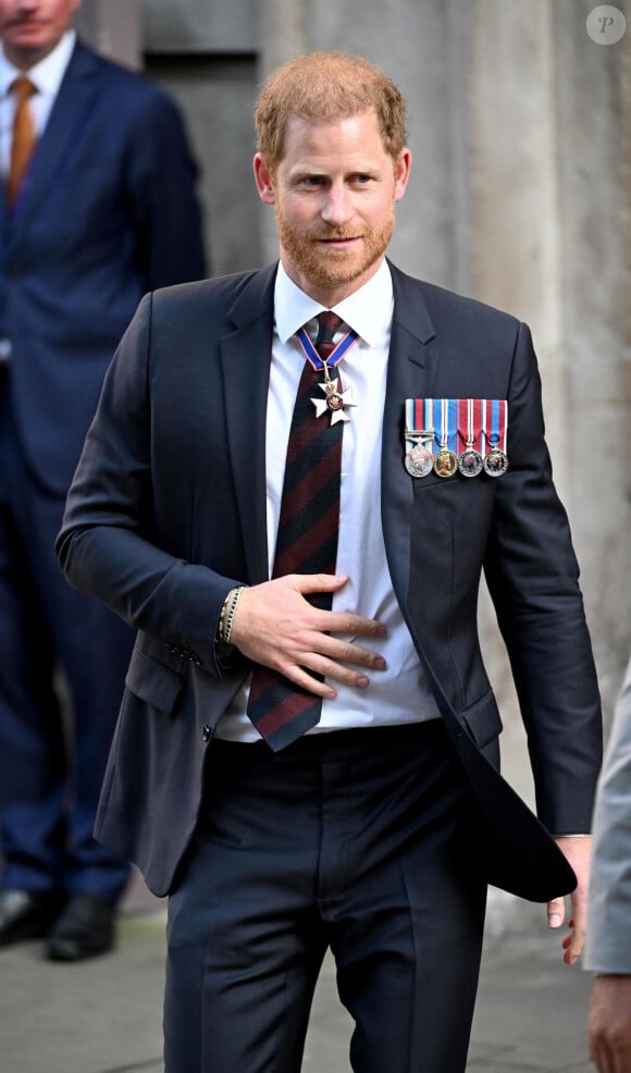 Pour rappel, le porte-parole du prince Harry avait affirmé mardi que le roi était trop occupé pour voir son fils cadet lors de sa visite au Royaume-Uni.
Le prince Harry, duc de Sussex arrive à la célébration du 10ème anniversaire des Invictus Games, en la cathédrale Saint-Paul à Londres, le 8 mai 2024. Venu sans sa femme et ses enfants, il ne rencontrera pas son père qui lutte actuellement contre un cancer. © Zahu/Backgrid UK/Bestimage 