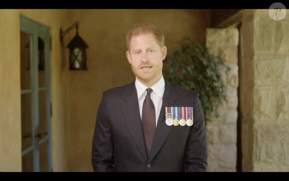 Le prince Harry, duc de Sussex, a honoré son amie le sergent de première classe Elizabeth Marks, en lui remettant le prestigieux prix du soldat de l'année du Military Times, en vidéo. Los Angeles, le 26 avril 2024. 