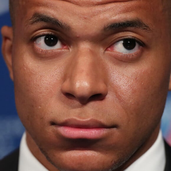 Dans son discours de remerciements, le jeune homme semble avoir oublié une personnalité à laquelle il doit pourtant beaucoup.
Cette photo d'archive prise le 23 mai 2022 montre l'attaquant français du Paris Saint-Germain Kylian Mbappe assistant à une conférence de presse pour signer un nouveau contrat jusqu'en 2025 au PSG au stade du Parc des Princes à Paris, en France. Kylian Mbappe a confirmé le 10 mai 2024 qu'il quitterait le club français de Ligue 1 Paris Saint-Germain à la fin de la saison, sans révéler sa prochaine destination. (Xinhua/Gao Jing)