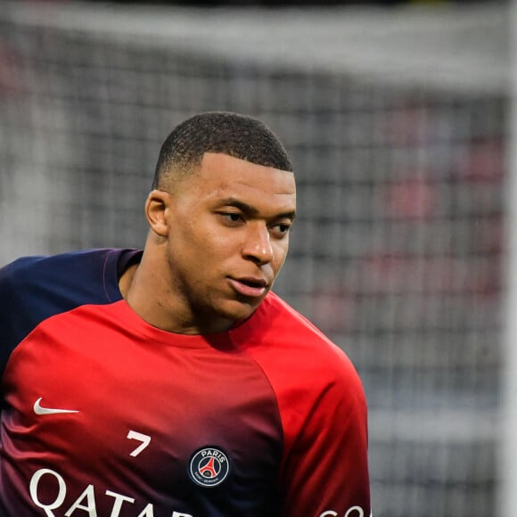 Après sept saisons passées au PSG, le footballeur a pris une grande décision.
L'attaquant du Paris Saint-Germain Kylian Mbappé s'échauffe avant la demi-finale de la Ligue des champions de l'UEFA entre le Paris Saint-Germain et le Borussia Dortmund au stade du Parc des Princes à Paris, le 7 mai 2024. Photo par Firas Abdullah/ABACAPRESS.COM