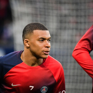 L'attaquant du Paris Saint-Germain Kylian Mbappé s'échauffe avant la demi-finale de la Ligue des champions de l'UEFA entre le Paris Saint-Germain et le Borussia Dortmund au stade du Parc des Princes à Paris, le 7 mai 2024.